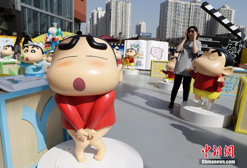 4月22日，游客參觀蠟筆小新特展?！跋灩P小新25周年紀(jì)念特展”日前在北京開展