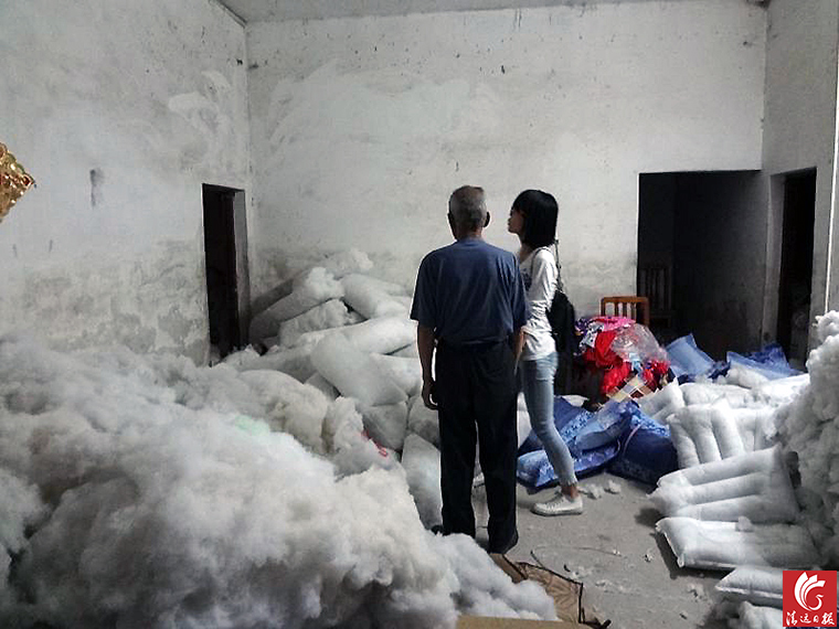 “黑心棉”堆滿了房間的每個角落。