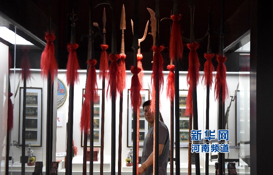 4月26日，參觀者在兵器展覽館內(nèi)參觀。