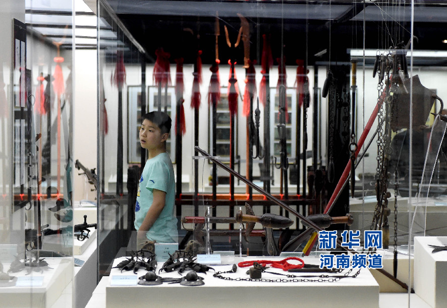 4月26日，參觀者在兵器展覽館內(nèi)參觀。