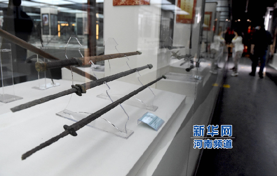 4月26日，參觀者在兵器展覽館內(nèi)參觀。