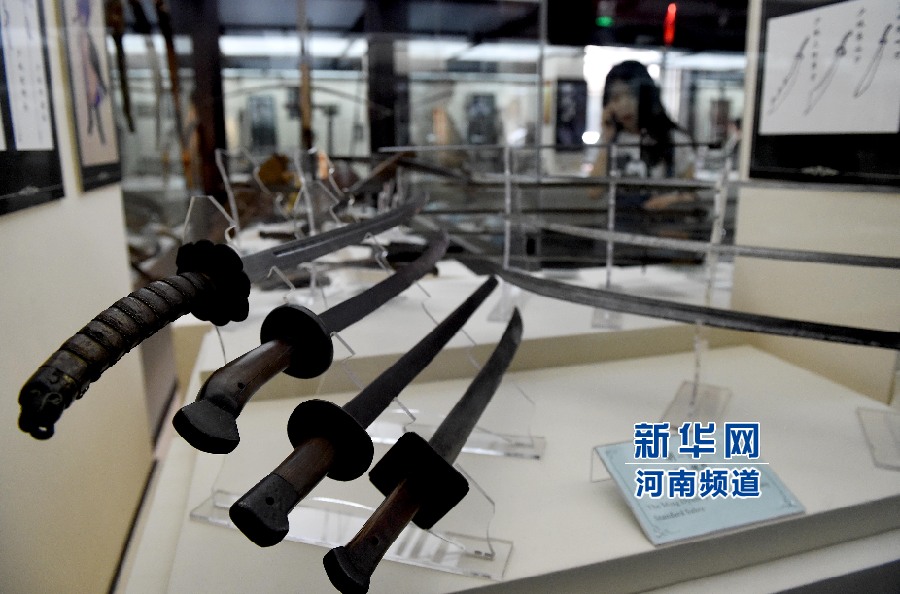 4月26日，參觀者在兵器展覽館內(nèi)參觀。