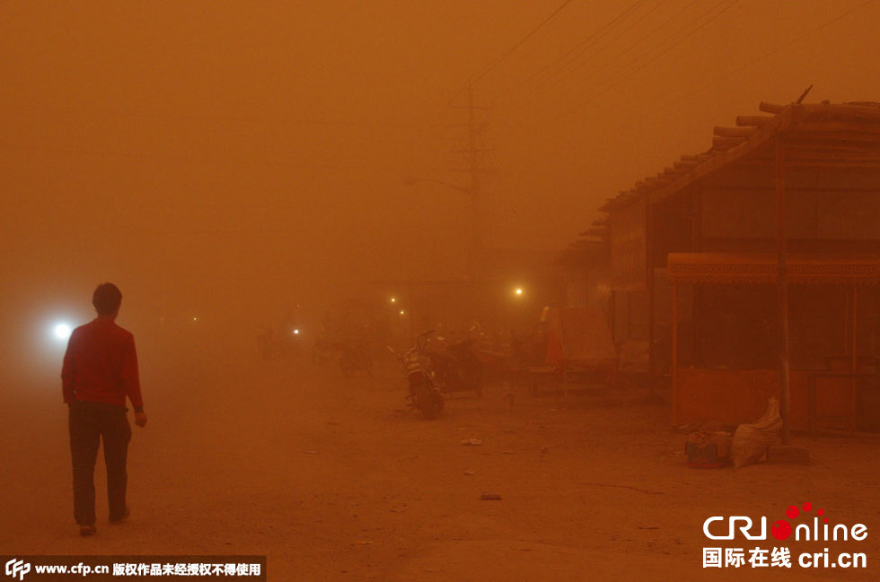 巴扎上的車輛紛紛打開車燈。