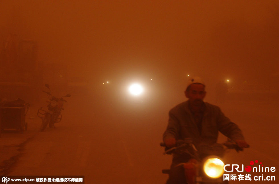 巴扎上的行人紛紛回家?！D片來源：CFP