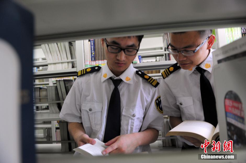 5月8日，武漢輕工大學圖書館保安吳濤與江力在圖書館交流學習。