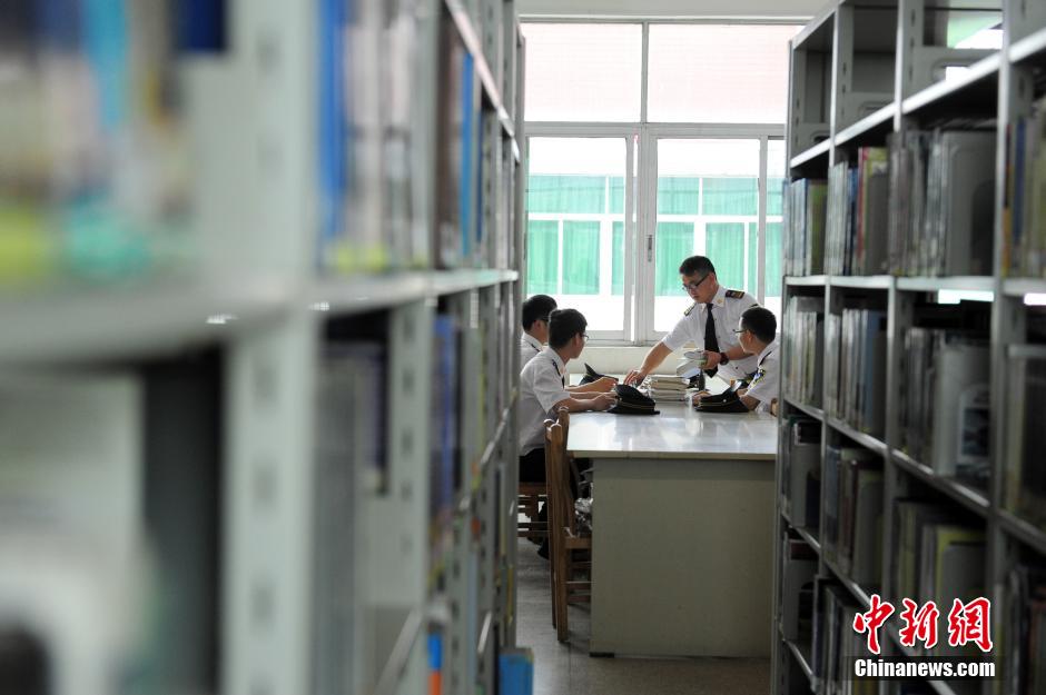 5月8日，武漢輕工大學保安吳濤、江力、黃凱、萬文杰在圖書館學習中。中新社發(fā) 張暢 攝