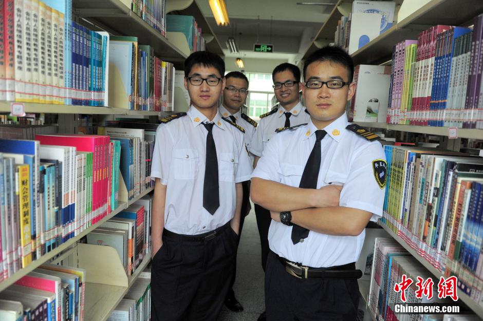 　5月8日，武漢輕工大學圖書館保安吳濤、江力、黃凱、萬文杰。中新社發(fā) 張暢 攝