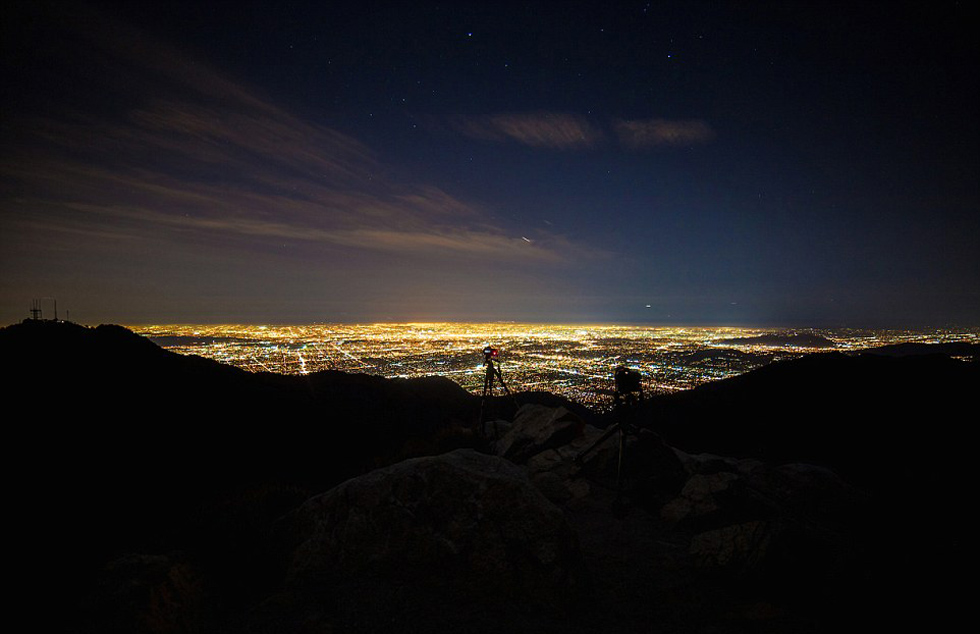 制作一部20秒鐘的短片需要拍攝近450張類似照片。（網(wǎng)頁截圖）