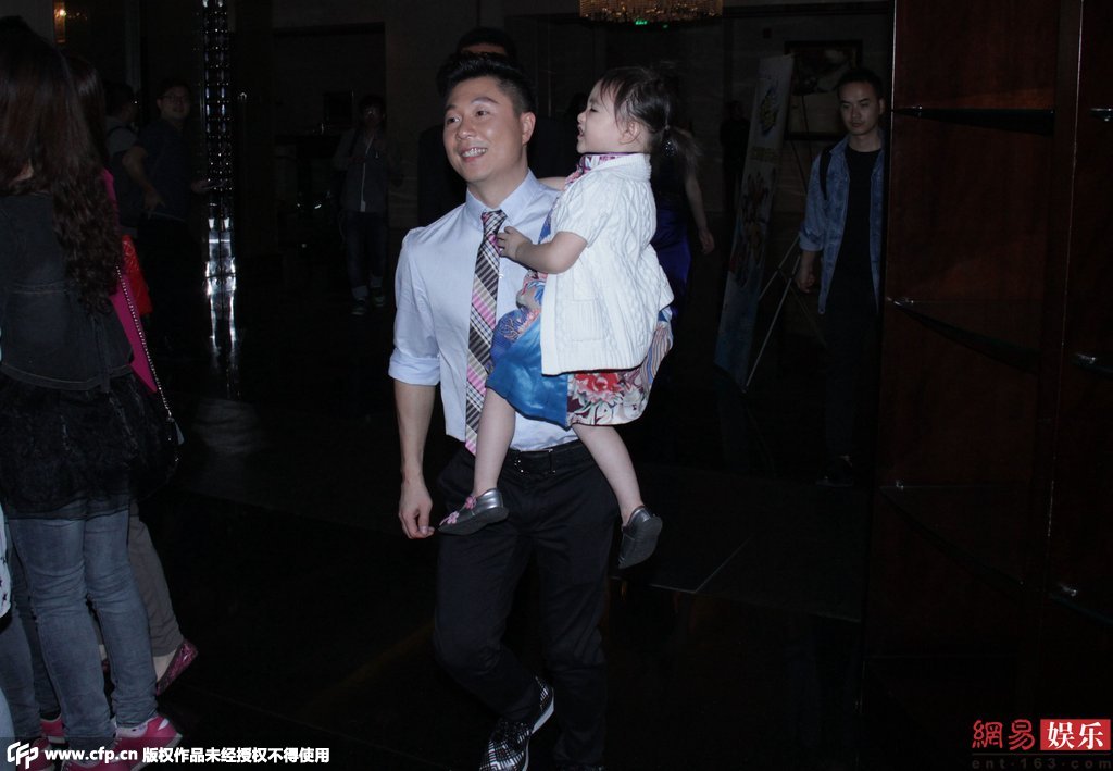 近日李小鵬抱女兒快步離開活動現(xiàn)場。