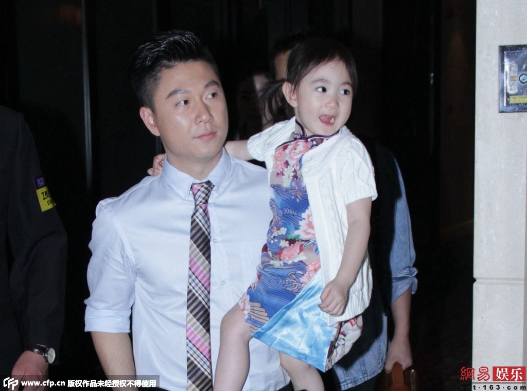 女兒奧莉身穿花旗袍配白色外套，還不停做表情賣萌搶鏡。