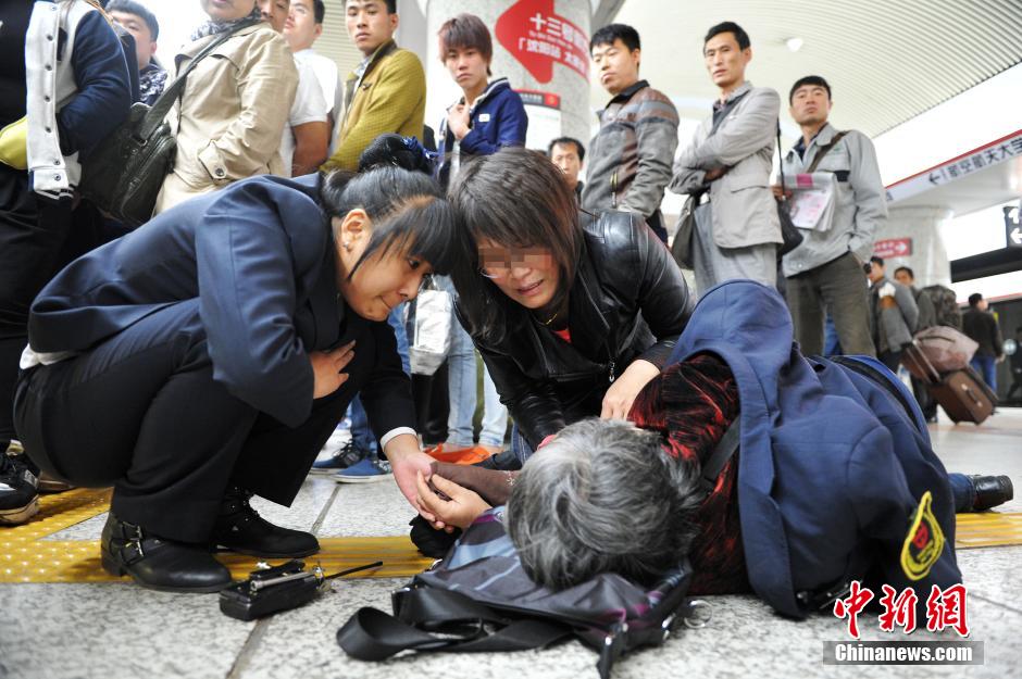 74歲老太地鐵站臺(tái)摔倒稱“有老保，不訛人”