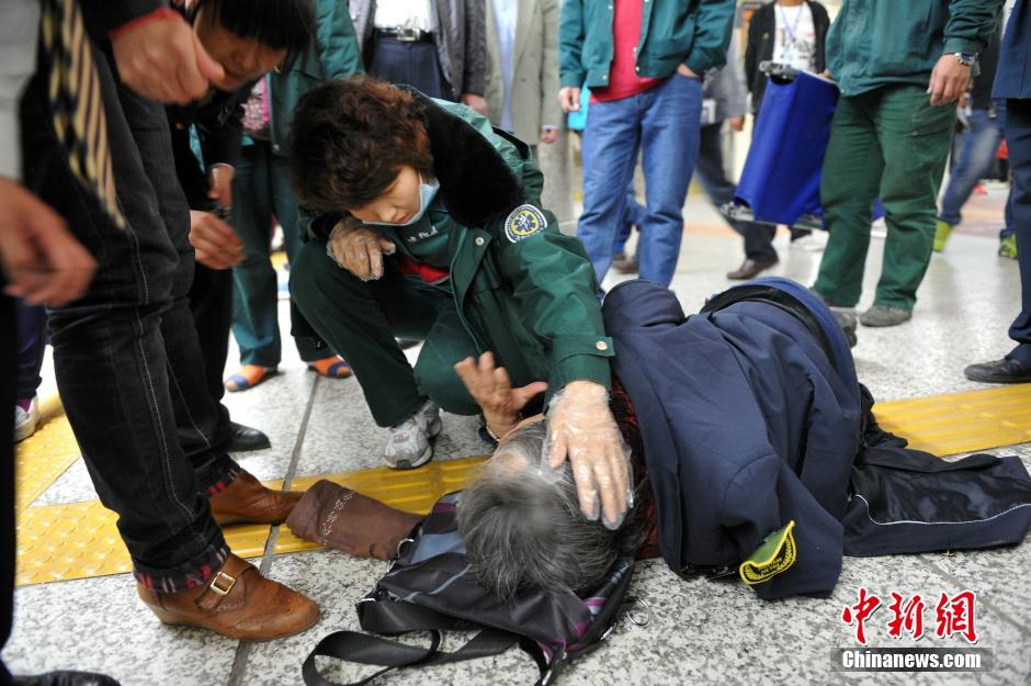 74歲老太地鐵站臺(tái)摔倒稱“有老保，不訛人”