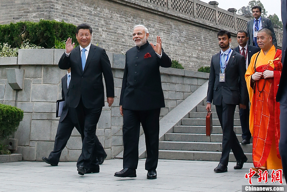 習(xí)近平陪同印度總理莫迪參觀西安大慈恩寺 習(xí)近平陪同印度總理莫迪參觀西安大慈恩寺