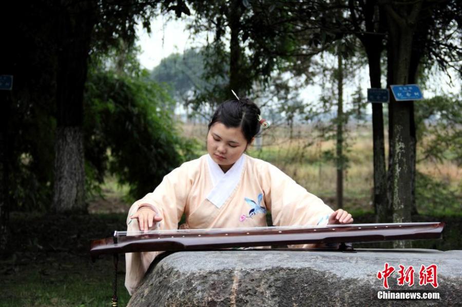 圖為在校園里撫琴的胡雅潔。