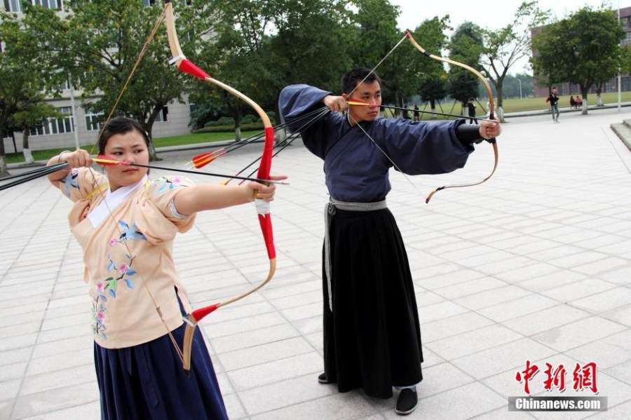 圖為課余練習(xí)射箭的“神雕俠侶”胡雅潔和胡默齋。