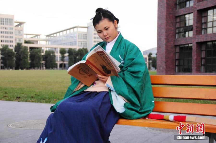 穿漢服在校園讀書的胡雅潔。