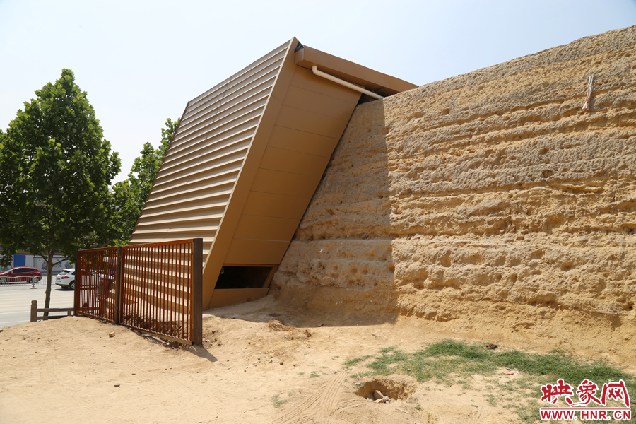 千年商都遺址仿佛披上“黃金甲”。