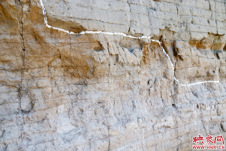 待工程開放后，游客走進(jìn)城墻內(nèi)部，可以看到商代的紅色夯土層、戰(zhàn)國(guó)時(shí)期的白色夯土層。