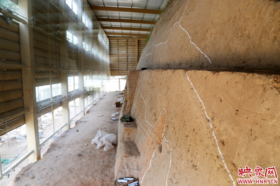 按照最初的設(shè)計(jì)，東側(cè)城墻內(nèi)規(guī)劃有一個(gè)1~2米寬的小展廳。