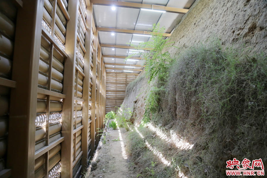 鄭州市商城遺址保護(hù)管理處對(duì)該節(jié)點(diǎn)1700米城垣兩側(cè)斷面遺址進(jìn)行保護(hù)性設(shè)施建設(shè)。