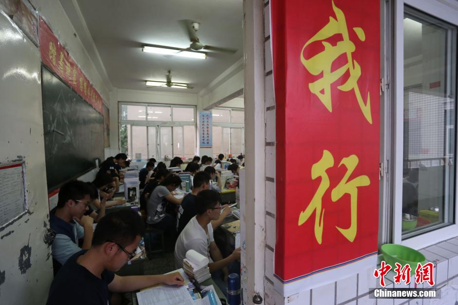 河南考生備戰(zhàn)高考 標語口號貼滿教室 河南考生備戰(zhàn)高考 標語口號貼滿教室