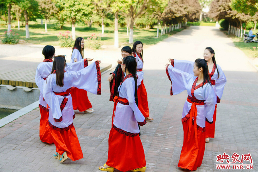 走遍校園的每個角落，只為你能盡可能將有關(guān)的記憶都帶走。