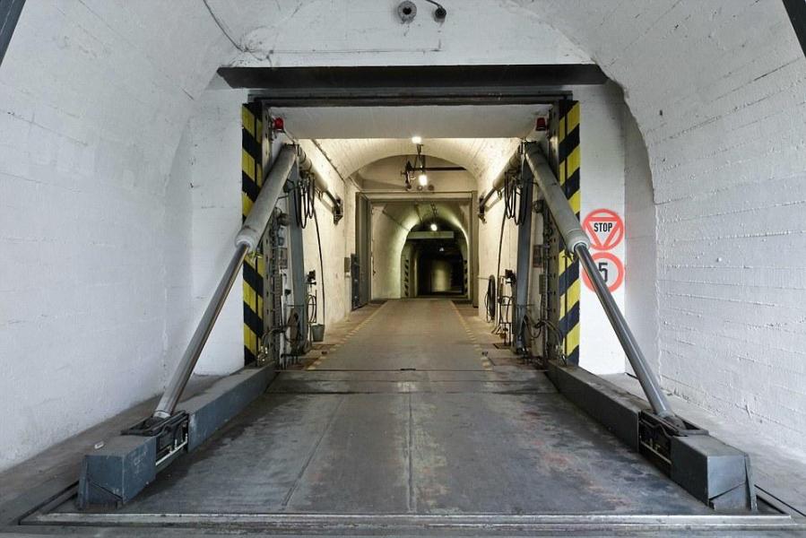 圖為地堡內(nèi)的通道，皆配備攝像頭。