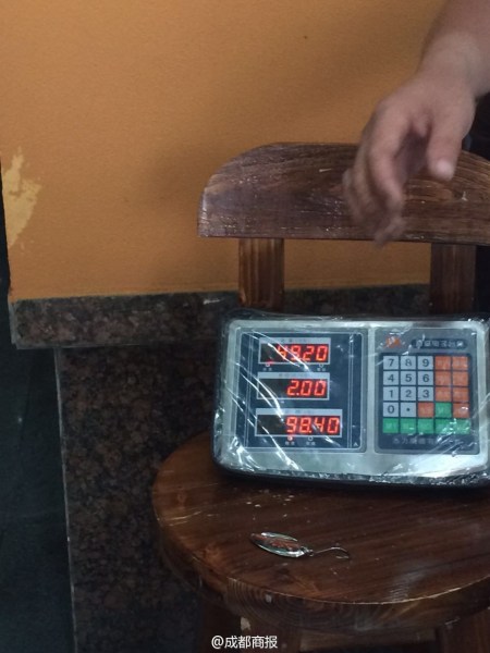 父子倆為大魚量體重。