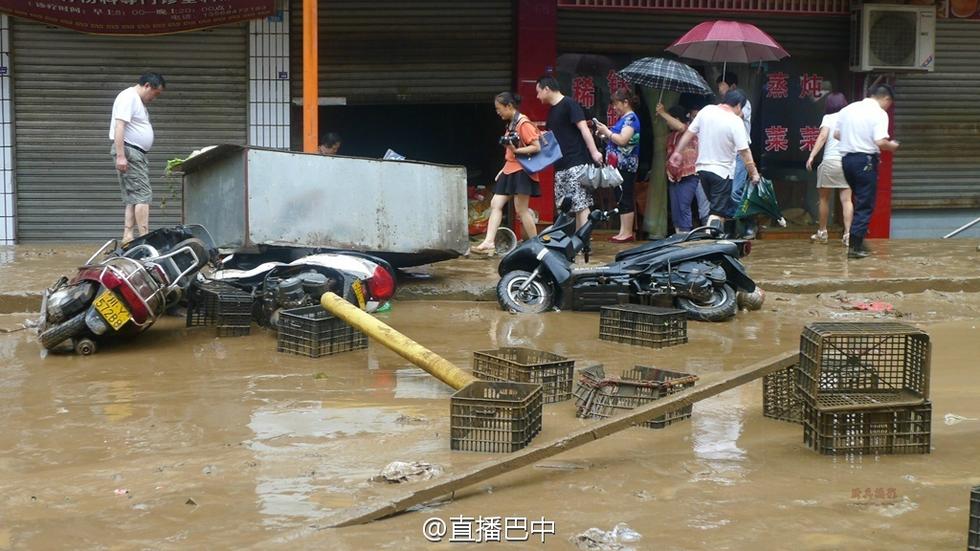 四川南江暴雨引洪水 數(shù)百輛車(chē)被淹成“廢鐵”