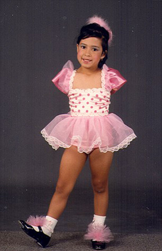 美國“勵(lì)志姐”天生無雙臂 用腳開飛機(jī)彈鋼琴