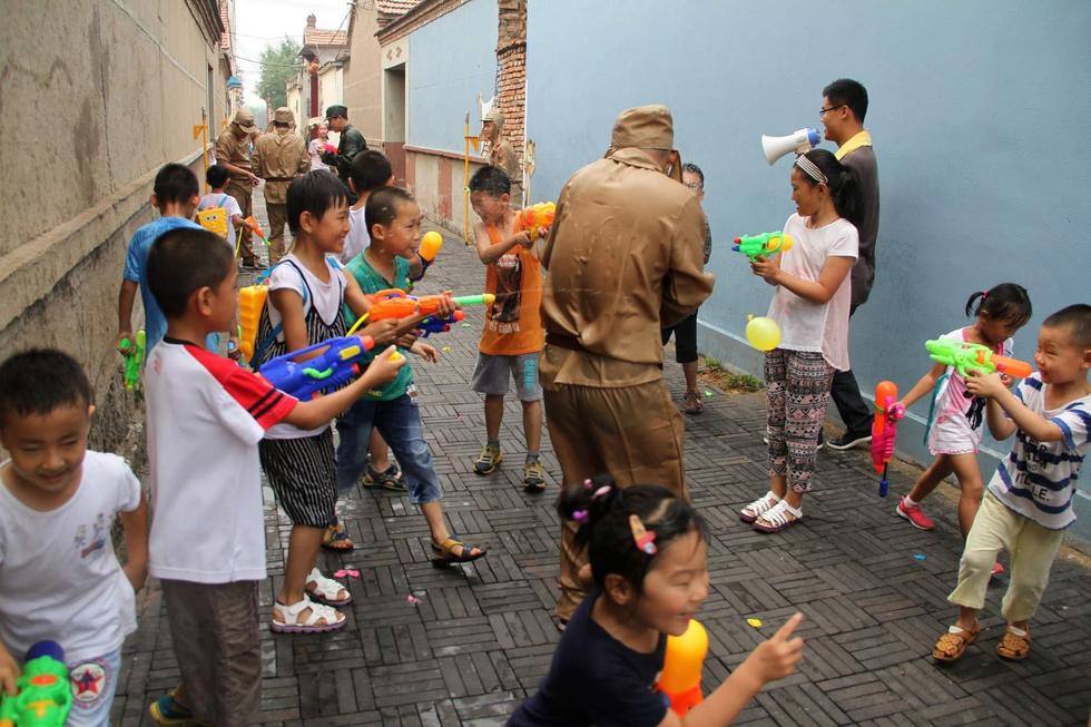 孩子們持水槍打鬼子。