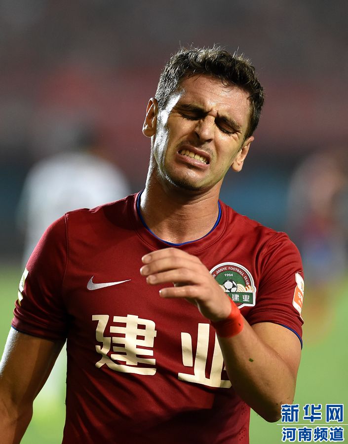 7月19日，河南建業(yè)隊(duì)球員伊沃錯(cuò)失破門機(jī)會(huì)。新華社記者李博攝
