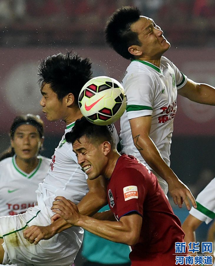 7月19日，河南建業(yè)隊(duì)球員哈維爾（右二）在比賽中與對(duì)手爭(zhēng)搶頭球。