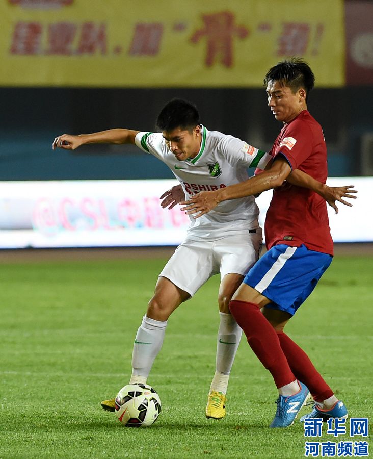 7月19日，杭州綠城隊(duì)球員黃希揚(yáng)（左）在比賽中控球。