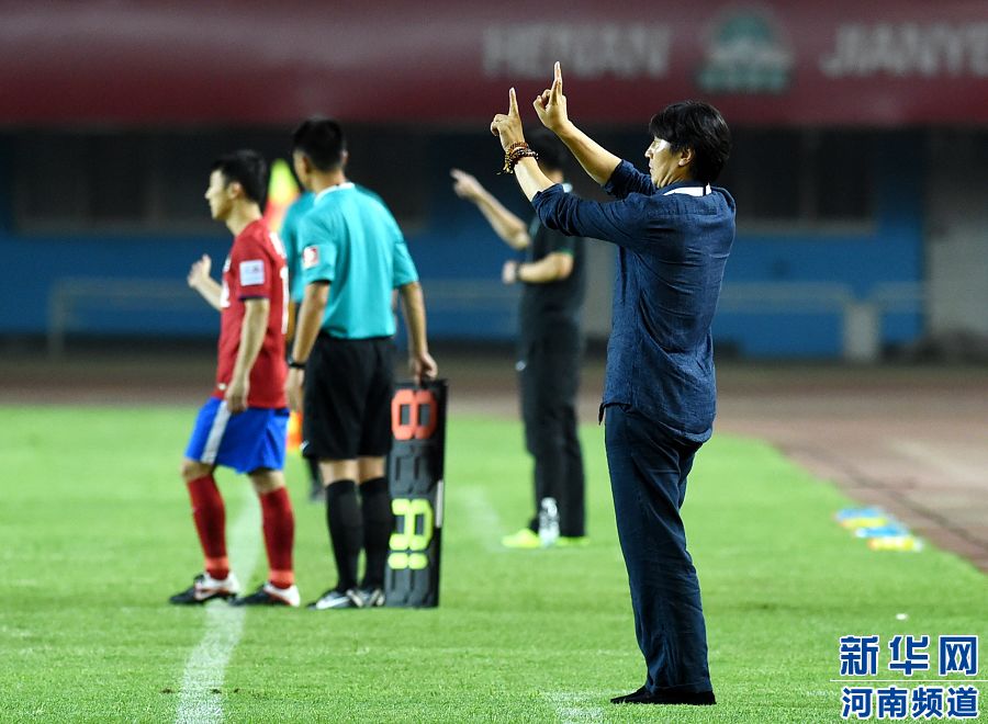 7月19日，河南建業(yè)隊(duì)主教練賈秀全（右一）在場(chǎng)邊指揮。