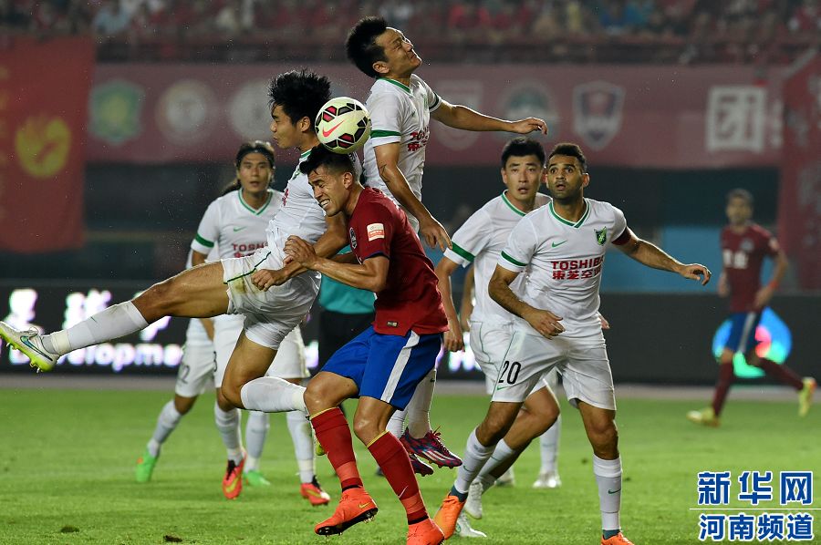 7月19日，河南建業(yè)隊(duì)球員哈維爾（前排左二）在比賽中與對(duì)手爭(zhēng)搶頭球。