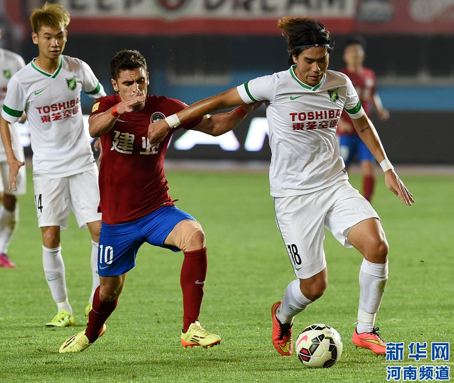 　7月19日，杭州綠城隊(duì)球員趙宇豪（右）在比賽中爭(zhēng)搶。