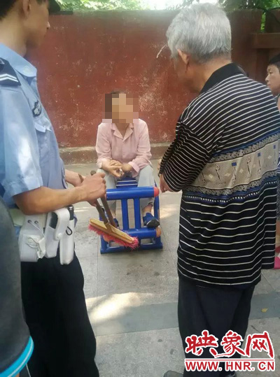 老太當(dāng)時坐在健身器材上做仰臥起坐，說環(huán)衛(wèi)工人影響她鍛煉身體了，便開始謾罵環(huán)衛(wèi)工人。