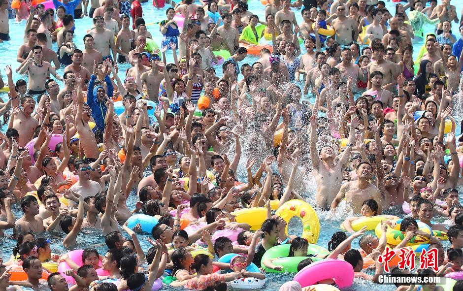 8月1日，民眾扎堆在南京湯山歡樂水魔方水上樂園戲水，享受“冰火兩重天”的涼爽和激情。連日來，中國大部分地區(qū)迎來高溫天氣。