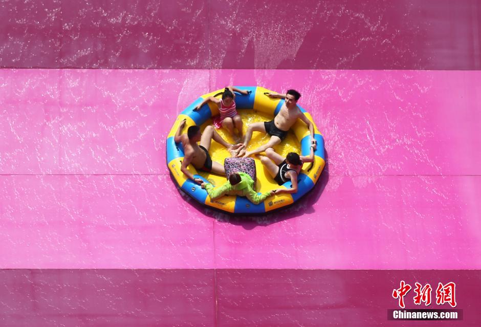 8月1日，民眾扎堆在南京湯山歡樂水魔方水上樂園戲水，享受“冰火兩重天”的涼爽和激情。連日來，中國大部分地區(qū)迎來高溫天氣。
