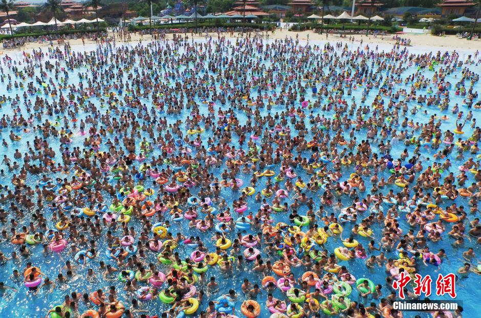 8月1日，民眾扎堆在南京湯山歡樂水魔方水上樂園戲水，享受“冰火兩重天”的涼爽和激情。連日來，中國大部分地區(qū)迎來高溫天氣。