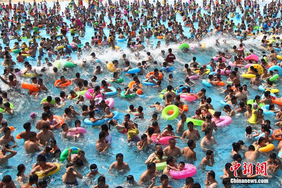 8月1日，民眾扎堆在南京湯山歡樂水魔方水上樂園戲水，享受“冰火兩重天”的涼爽和激情。連日來，中國大部分地區(qū)迎來高溫天氣。