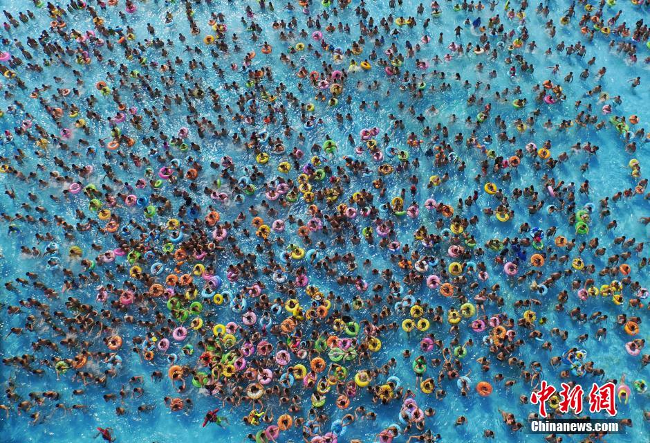 8月1日，民眾扎堆在南京湯山歡樂水魔方水上樂園戲水，享受“冰火兩重天”的涼爽和激情。連日來，中國大部分地區(qū)迎來高溫天氣。