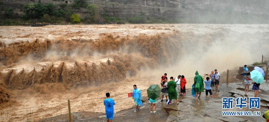 8月2日，游客在山西吉縣黃河壺口瀑布景區(qū)游覽觀瀑。