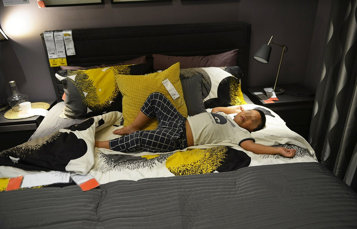 8月4日，杭州，“蹭涼族”在宜家杭州店的沙發(fā)或床鋪上休息。