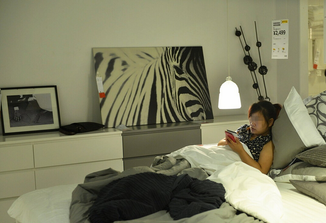 8月4日，杭州，“蹭涼族”在宜家杭州店的沙發(fā)或床鋪上休息。