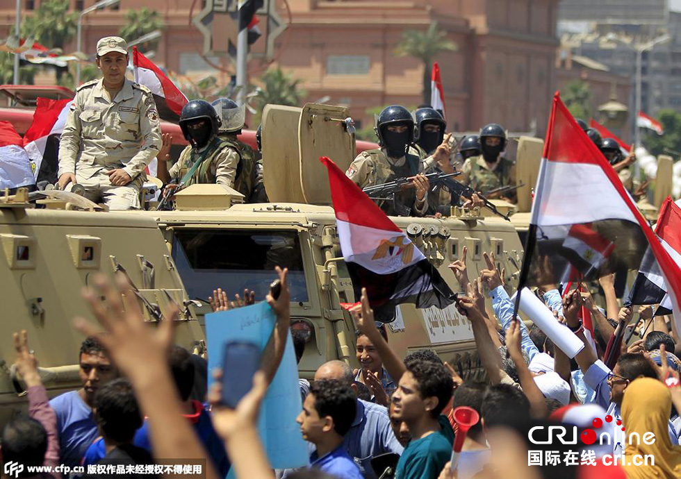 當?shù)貢r間2015年8月6日，埃及開羅，民眾集會慶祝新蘇伊士運河開通。圖片來源:CFP