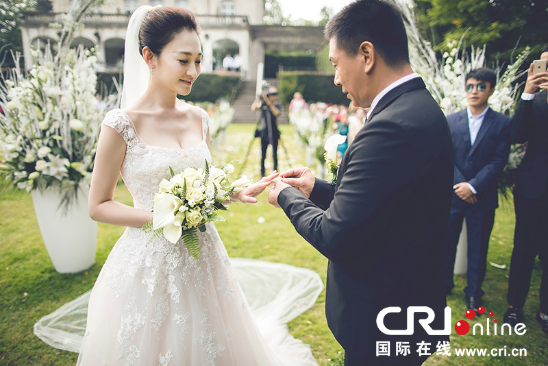 李小冉比利時(shí)辦婚禮 朱丹、鐘欣潼、應(yīng)采兒做伴娘