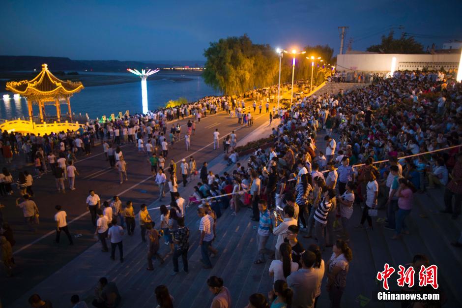 數(shù)萬民眾前來黃河邊觀看河燈。 張?jiān)?攝