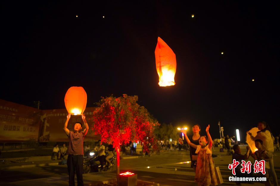 民眾燃起孔明燈助興。 張?jiān)?攝